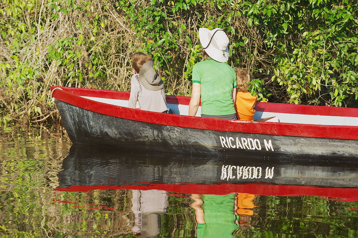 En barque dans le parc national de Tortuguero