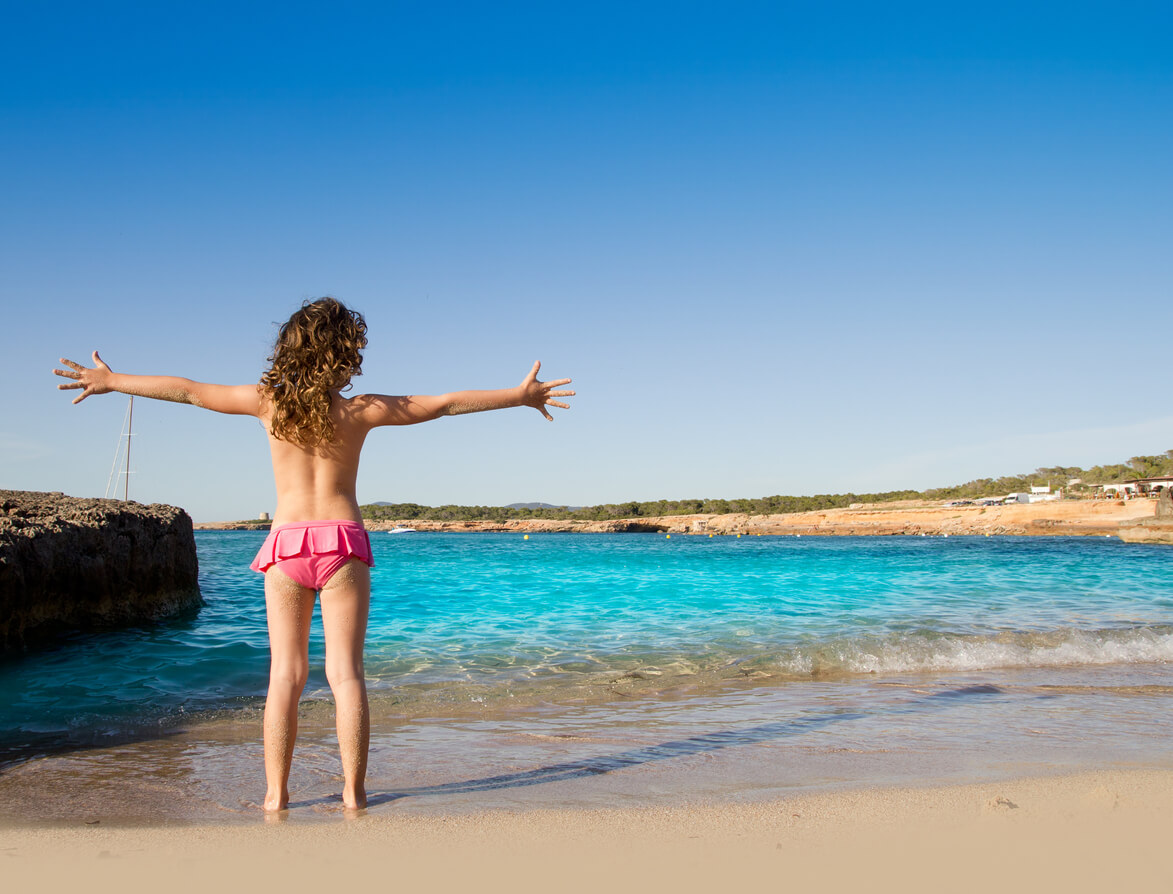 La plage de Cala Conta est également à découvrir en famille à Ibiza